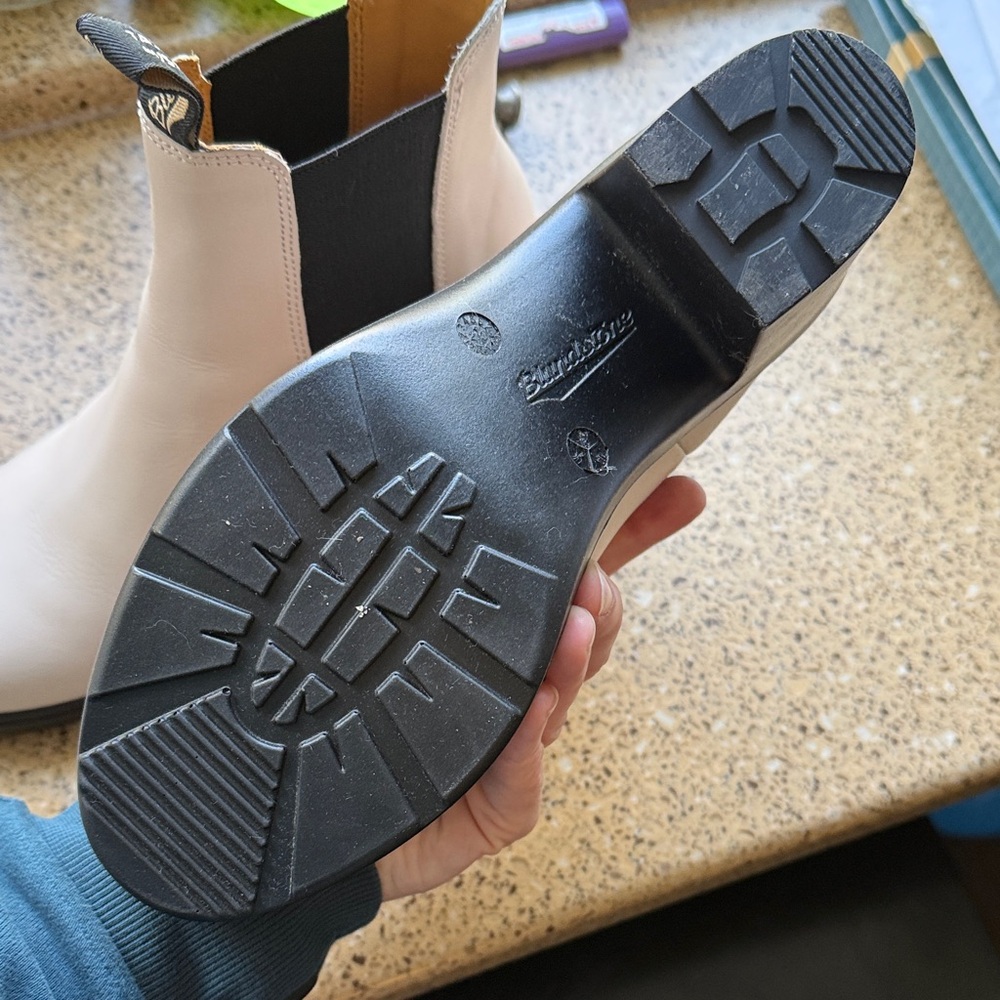 Women’s Blundstone Chelsea heeled Boots in Bone - Picture 2 of 4